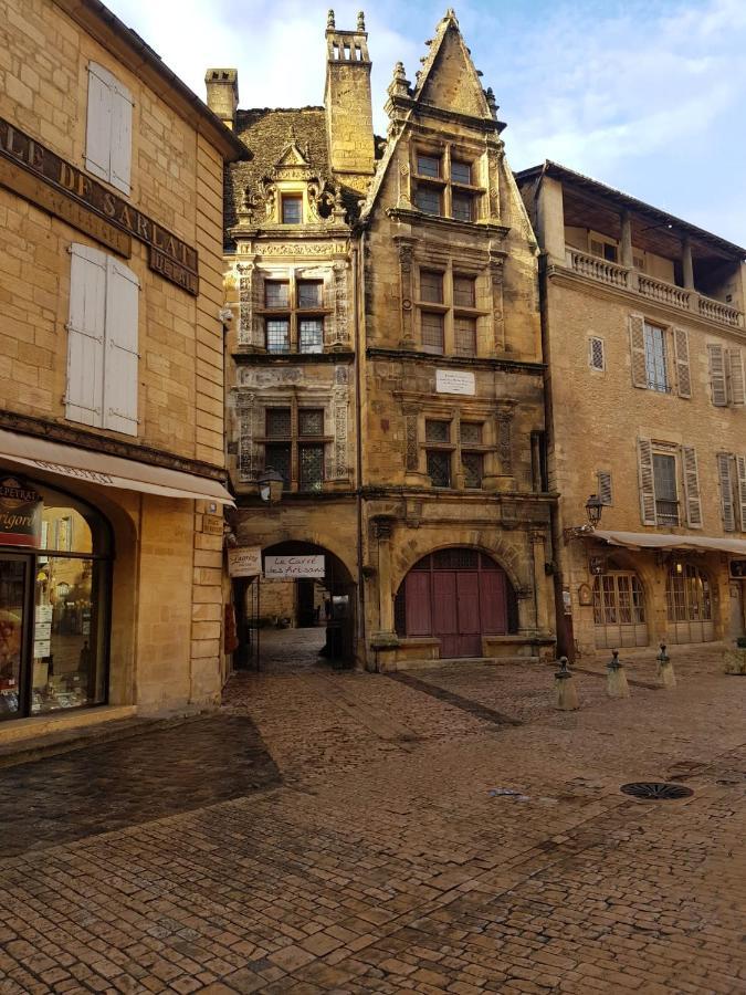 Hotel Grand Confort Le Moulin Rouge Terrasson-Lavilledieu Exterior photo